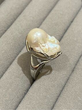 Elegant White Baroque Pearl Ring in Silver 18